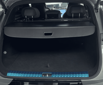 Tấm ngăn cốp Lynk & Co 08